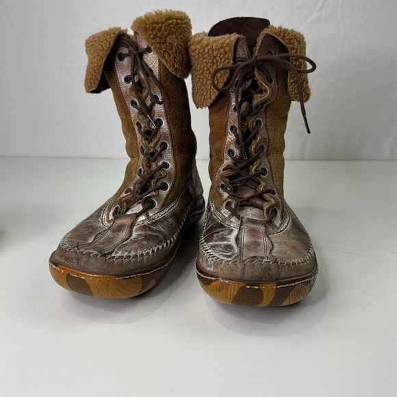 Brown Shearling-Lined Lace-Up Boots - Picture 3 of 15